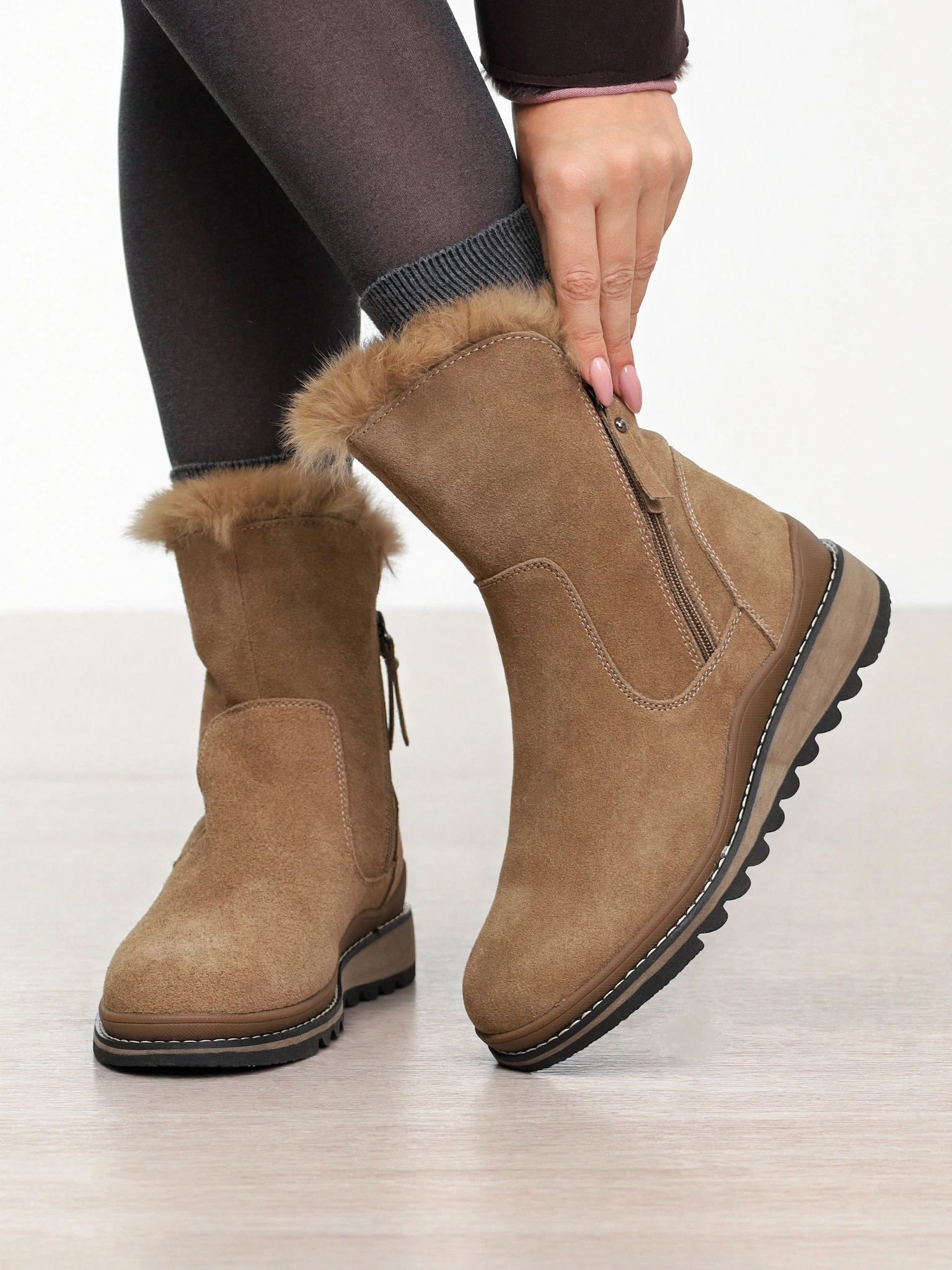 Ботинки бежевого цвета с двумя боковыми молниями